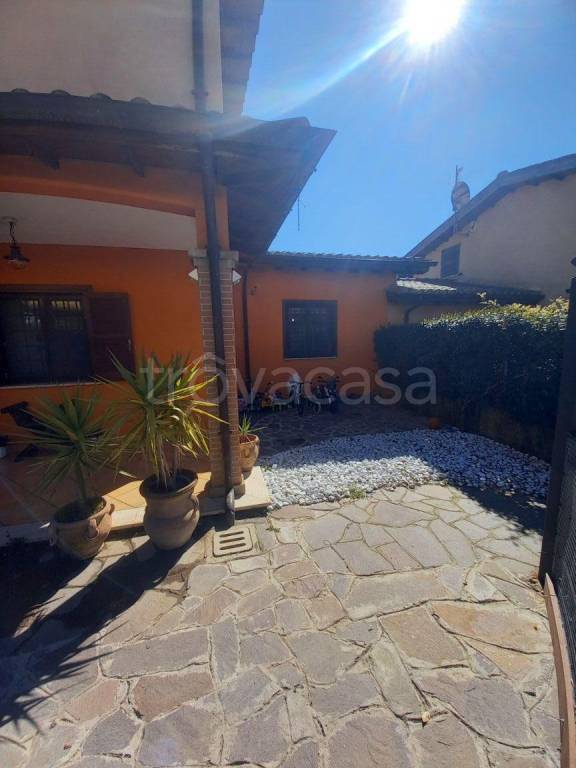 casa indipendente in vendita ad Anguillara Sabazia in zona Ponton dell'Elce