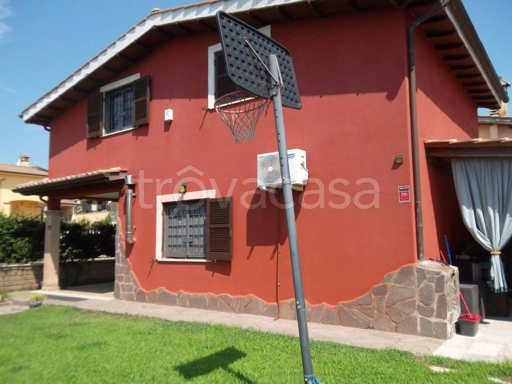 casa indipendente in vendita ad Anguillara Sabazia in zona Ponton dell'Elce
