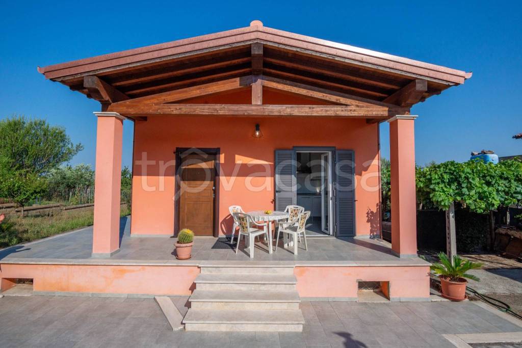casa indipendente in vendita ad Anguillara Sabazia in zona Ponton dell'Elce
