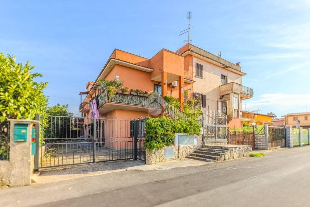 appartamento in vendita ad Anguillara Sabazia in zona Ponton dell'Elce