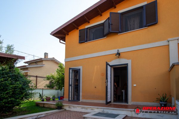 casa indipendente in vendita ad Anguillara Sabazia in zona Ponton dell'Elce