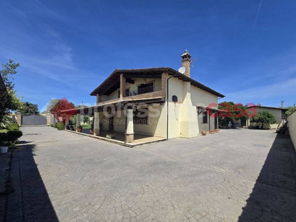 casa indipendente in vendita ad Anguillara Sabazia in zona Ponton dell'Elce