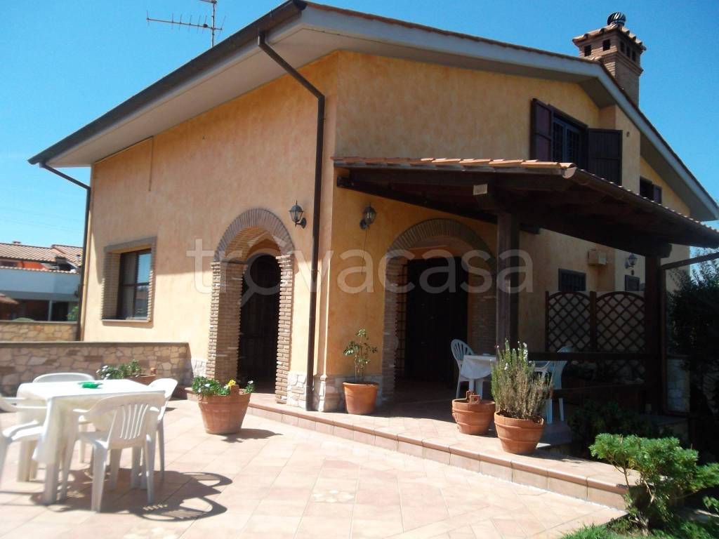 casa indipendente in vendita ad Anguillara Sabazia