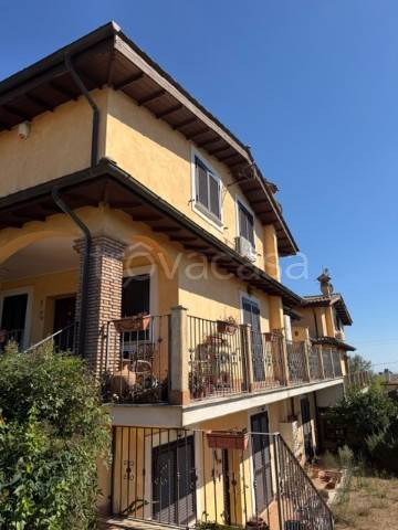 casa indipendente in vendita ad Anguillara Sabazia in zona Ponton dell'Elce