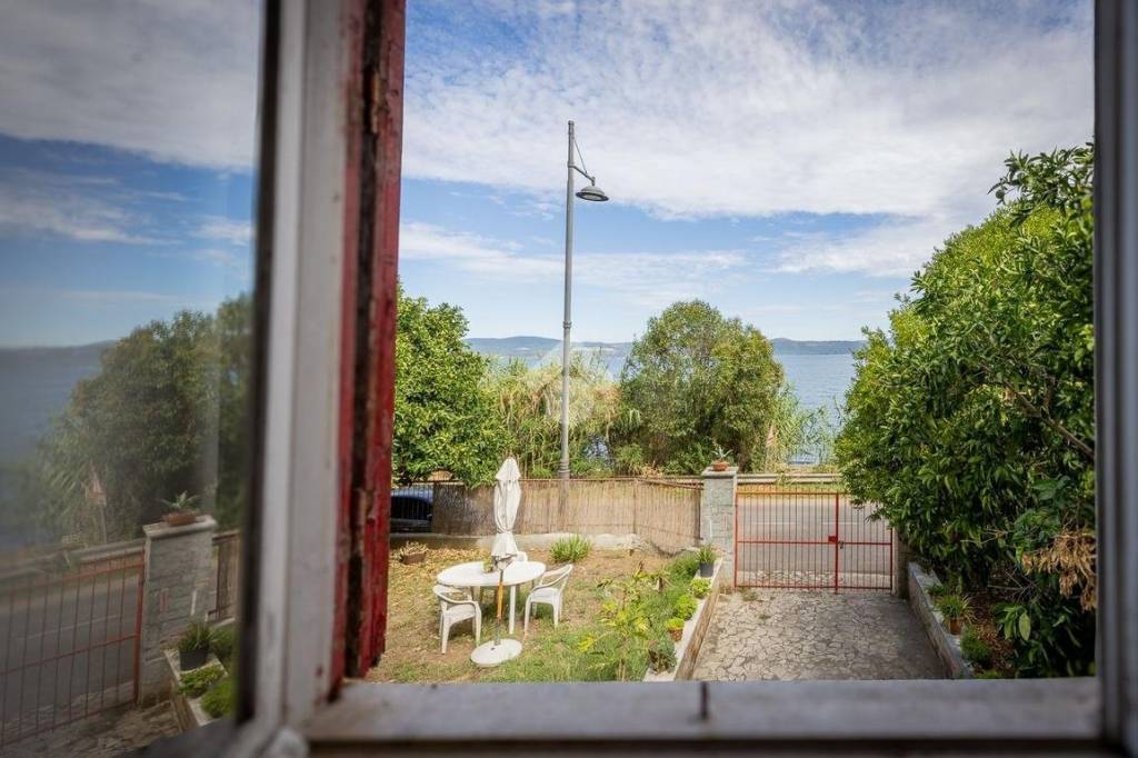 casa indipendente in vendita ad Anguillara Sabazia in zona Ponton dell'Elce