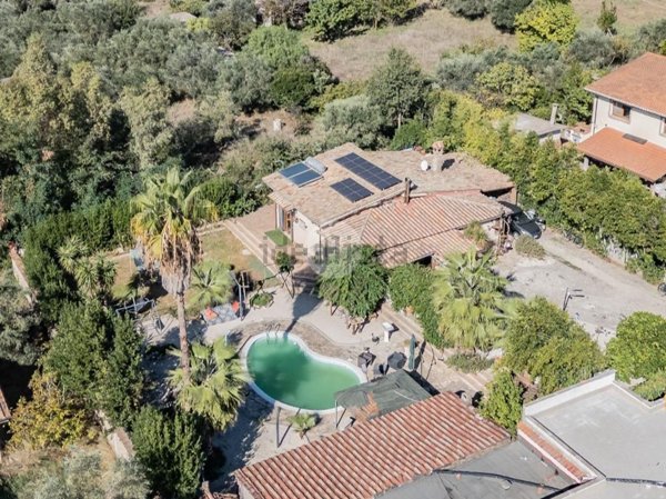 casa indipendente in vendita ad Anguillara Sabazia in zona Ponton dell'Elce
