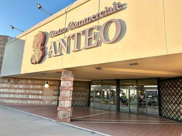 locale commerciale in vendita ad Anzio