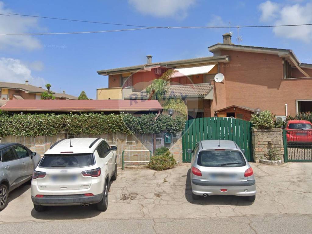 villa in vendita ad Anzio in zona Mare