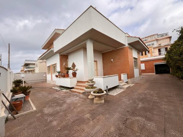 casa indipendente in vendita ad Anzio in zona Mare
