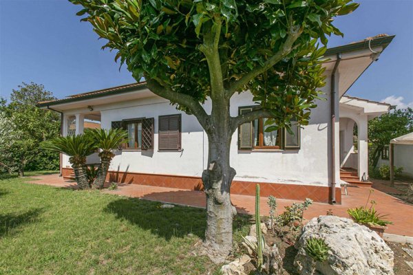 casa indipendente in vendita ad Anzio in zona Villa Claudia