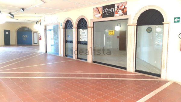 locale commerciale in vendita ad Anzio