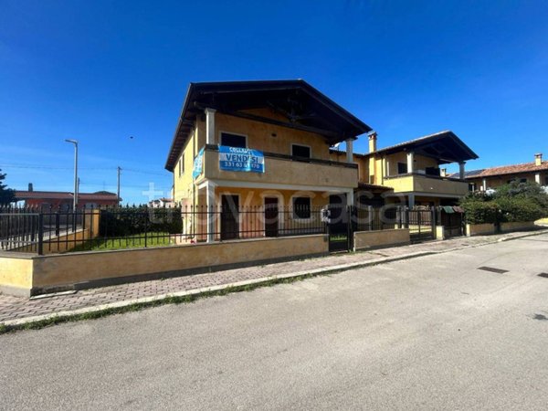 casa indipendente in vendita ad Anzio in zona Villa Claudia