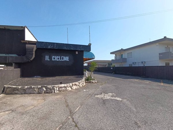 locale commerciale in vendita ad Anzio in zona Stazione