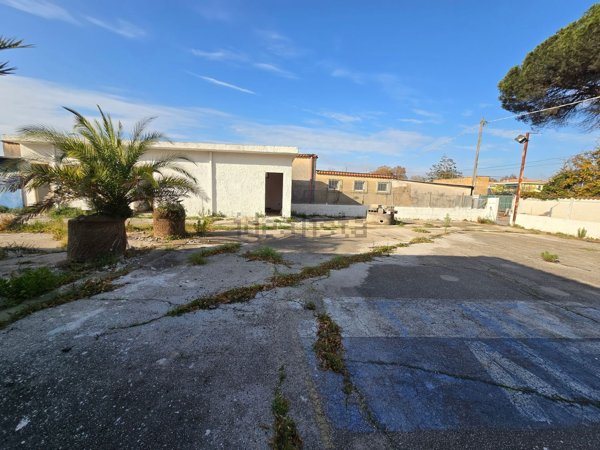locale commerciale in vendita ad Anzio