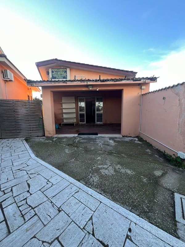 negozio in vendita ad Anzio