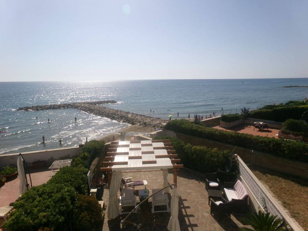 villa in vendita ad Anzio in zona Mare