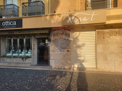negozio in vendita ad Anzio