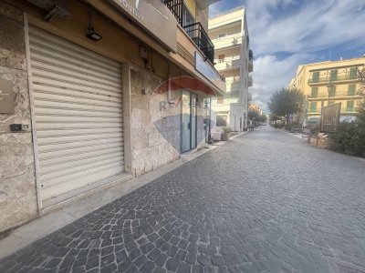 negozio in vendita ad Anzio