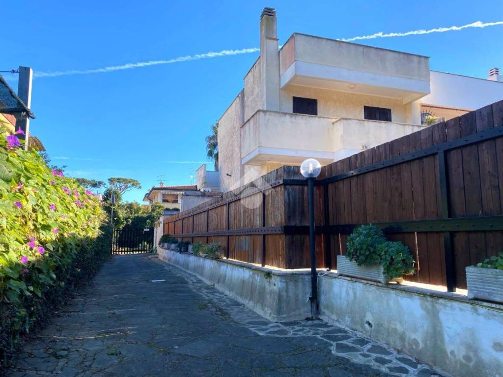 appartamento in vendita ad Anzio in zona Villa Claudia