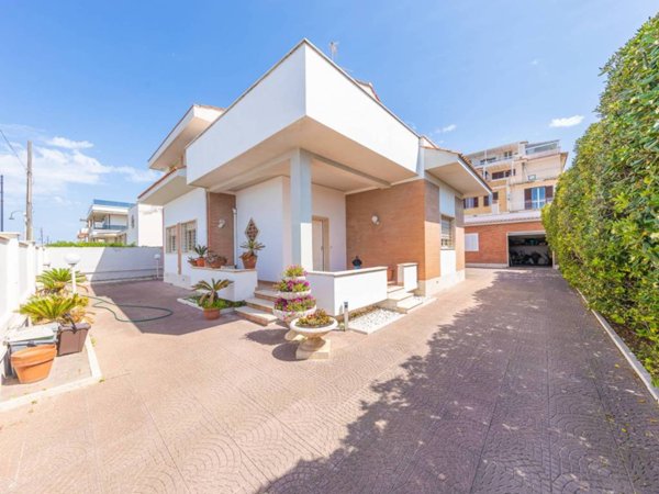 casa indipendente in vendita ad Anzio in zona Mare