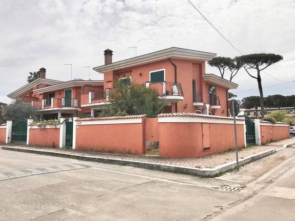 villa in vendita ad Anzio in zona Lido dei Pini