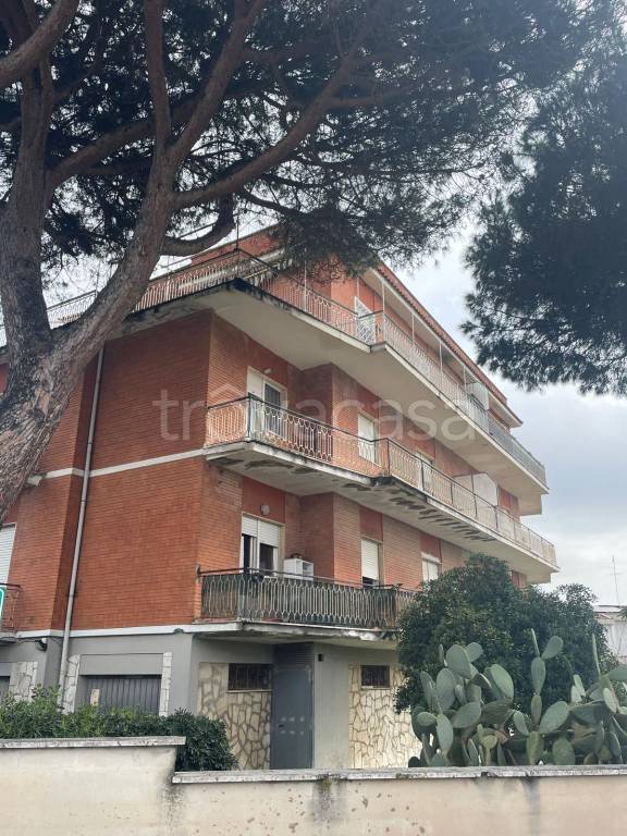 appartamento in vendita ad Anzio in zona Villa Claudia