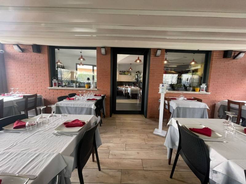 negozio in vendita ad Anzio in zona Villa Claudia