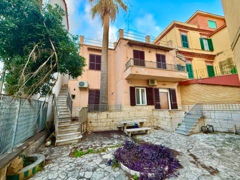 casa indipendente in vendita ad Anzio in zona Mare