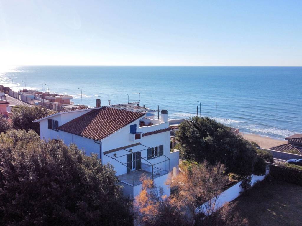 appartamento in vendita ad Anzio in zona Mare