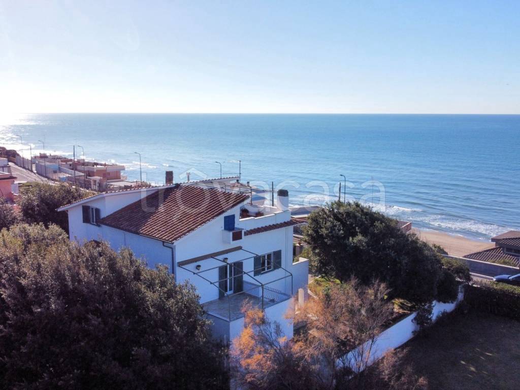 appartamento in vendita ad Anzio in zona Mare