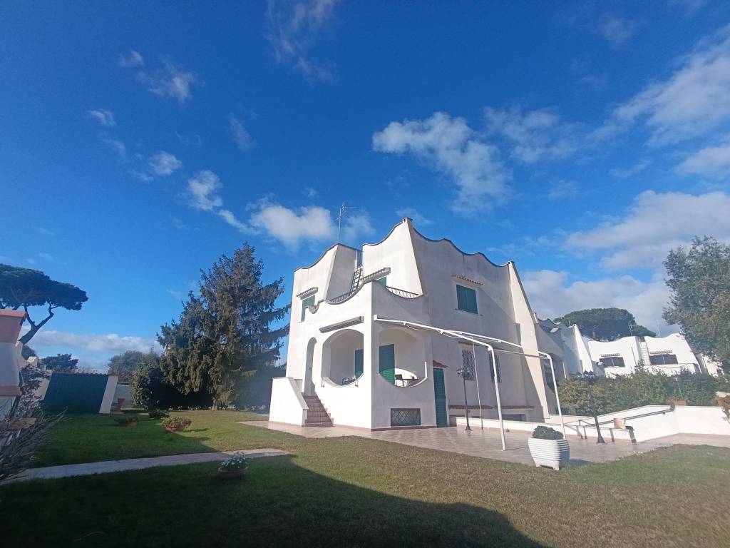 casa indipendente in vendita ad Anzio in zona Villa Claudia