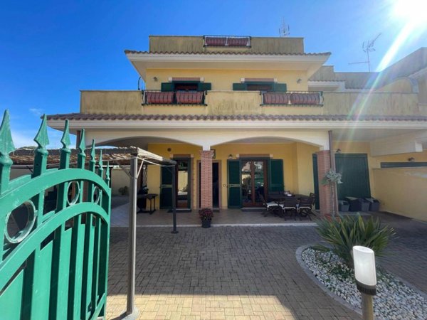 casa indipendente in vendita ad Anzio in zona Marechiaro