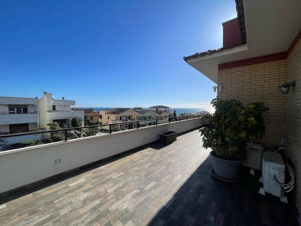 appartamento in vendita ad Anzio in zona Villa Claudia