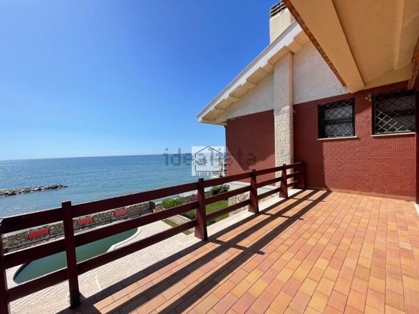 appartamento in vendita ad Anzio in zona Mare