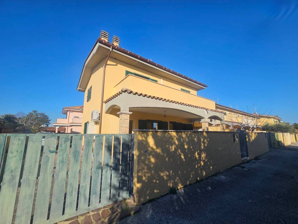 casa indipendente in vendita ad Anzio in zona Villa Claudia
