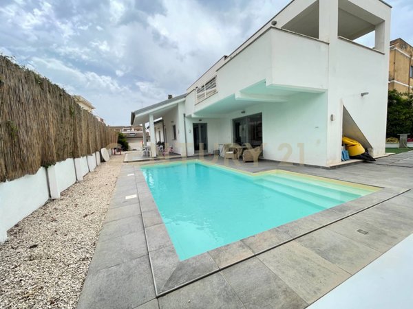 casa indipendente in vendita ad Anzio in zona Mare