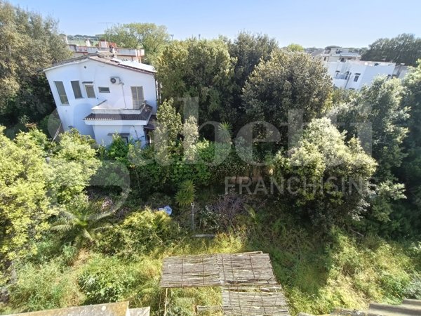 villa in vendita ad Anzio in zona Mare