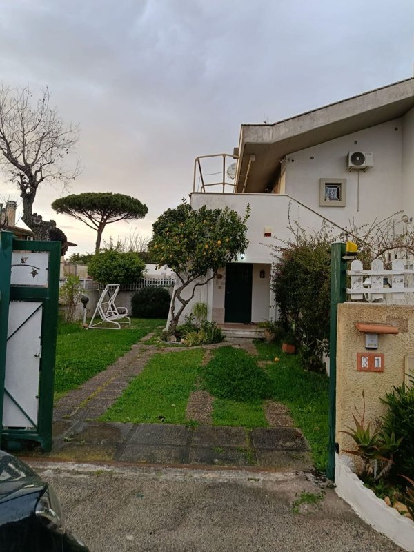 appartamento in vendita ad Anzio in zona Villa Claudia