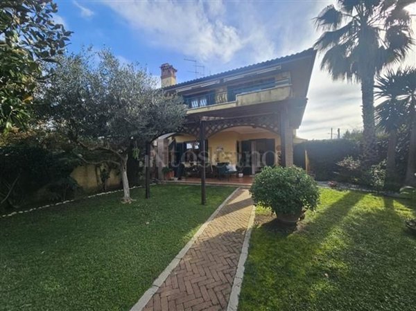 casa indipendente in vendita ad Anzio in zona Mare