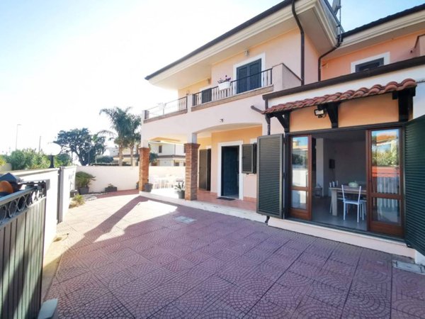 casa indipendente in vendita ad Anzio in zona Villa Claudia