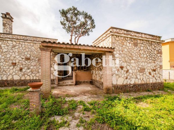 casa indipendente in vendita ad Anzio in zona Stazione