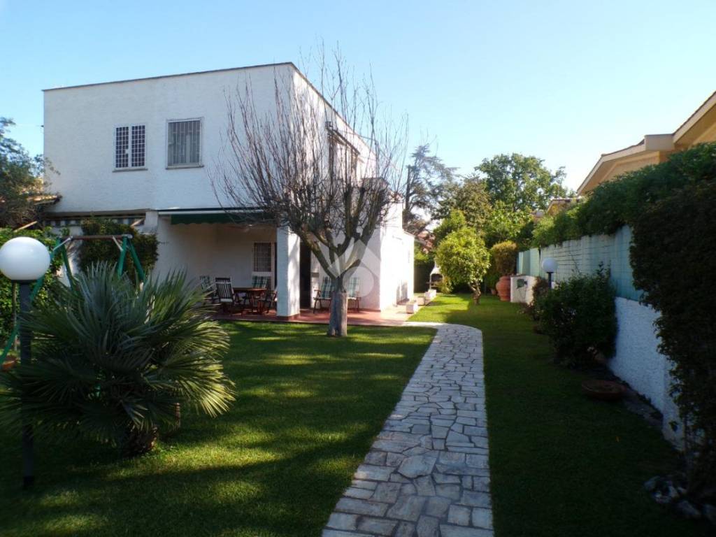casa indipendente in vendita ad Anzio in zona Mare