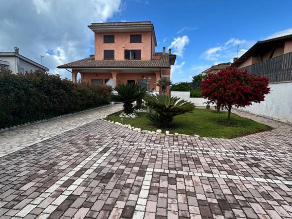 casa indipendente in vendita ad Anzio in zona Mare