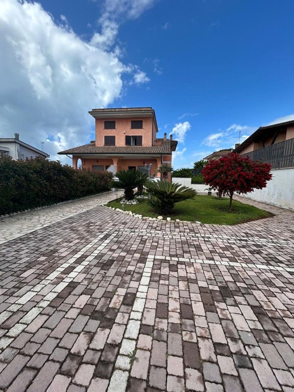casa indipendente in vendita ad Anzio