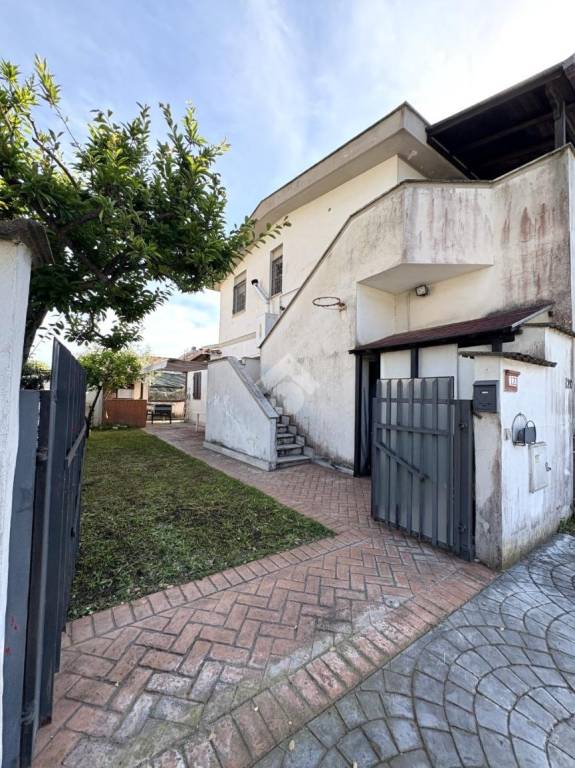 appartamento in vendita ad Anzio in zona Villa Claudia