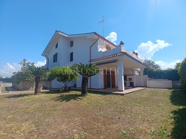 casa indipendente in vendita ad Anzio in zona Mare