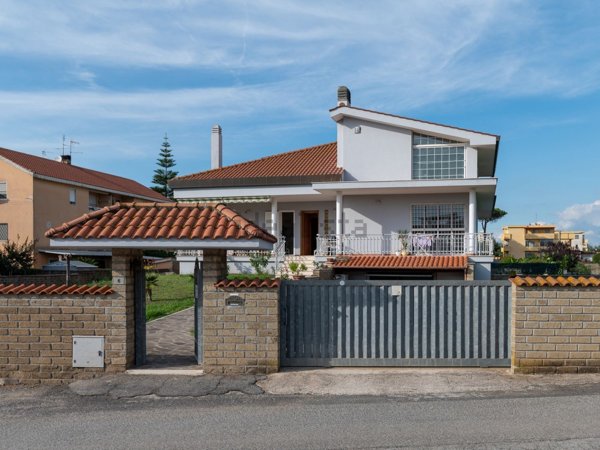 casa indipendente in vendita ad Anzio in zona Villa Claudia