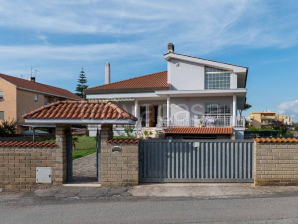 casa indipendente in vendita ad Anzio in zona Villa Claudia