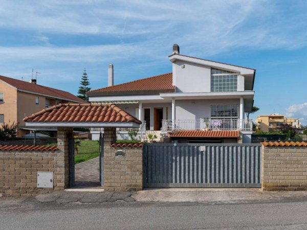 casa indipendente in vendita ad Anzio in zona Cincinnato