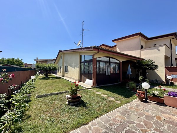 casa indipendente in vendita ad Anzio in zona Villa Claudia